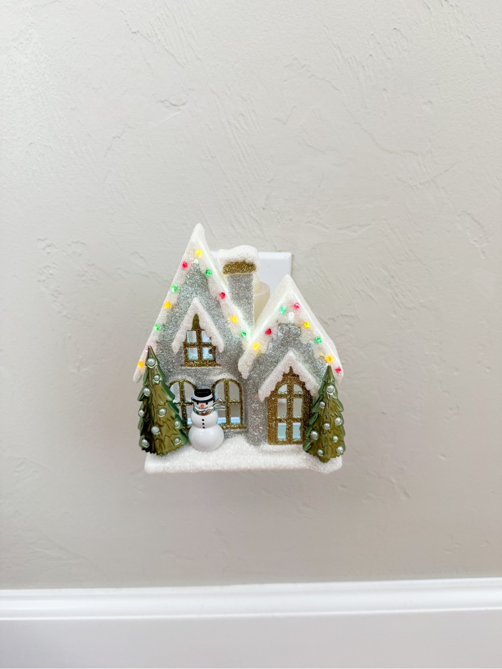 Bath & Body Holiday Snowy Glitter Cottage Light Up Wallflower - White & Green